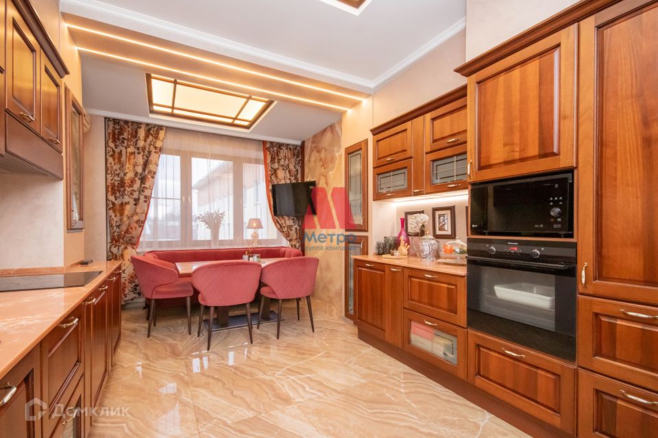 Продаётся 4-комнатная квартира, 181.4 м²
