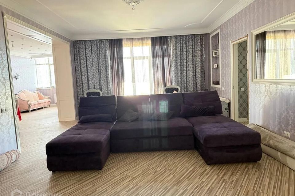 Продаётся 4-комнатная квартира, 164.1 м²