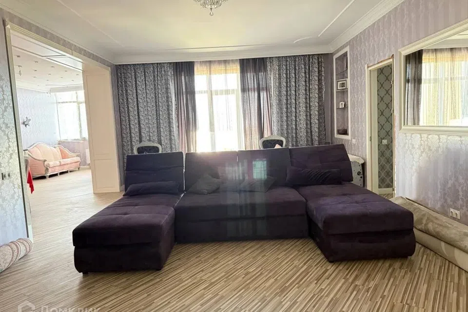 Продаётся 4-комнатная квартира, 164.1 м²