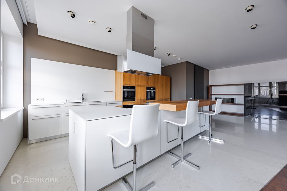 Сдаётся 4-комнатная квартира, 205 м²