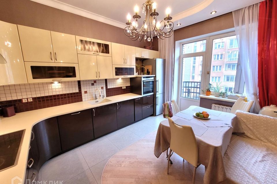 Продаётся 4-комнатная квартира, 142.6 м²