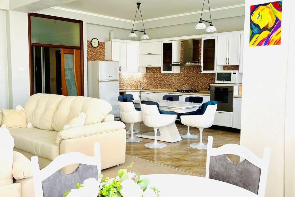Продаётся 2-комнатная квартира, 140 м²