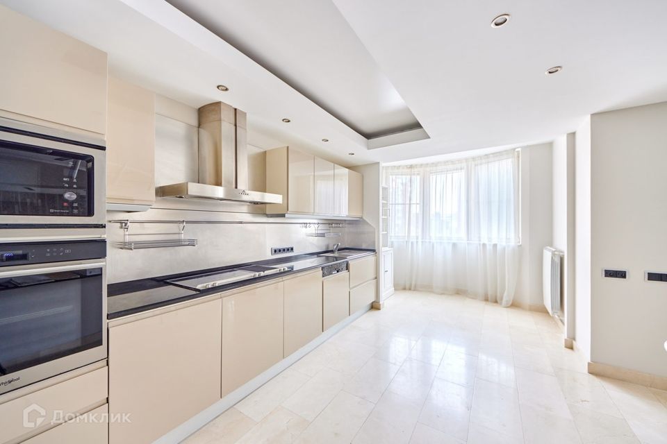 Сдаётся 5-комнатная квартира, 233 м²
