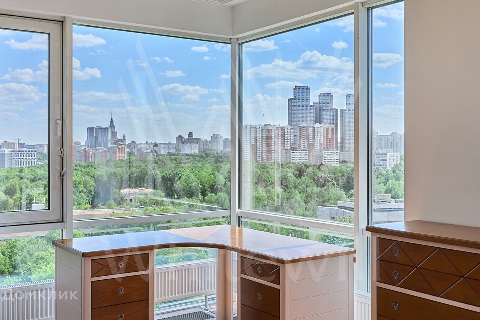 Продаётся 4-комнатная квартира, 165.5 м²