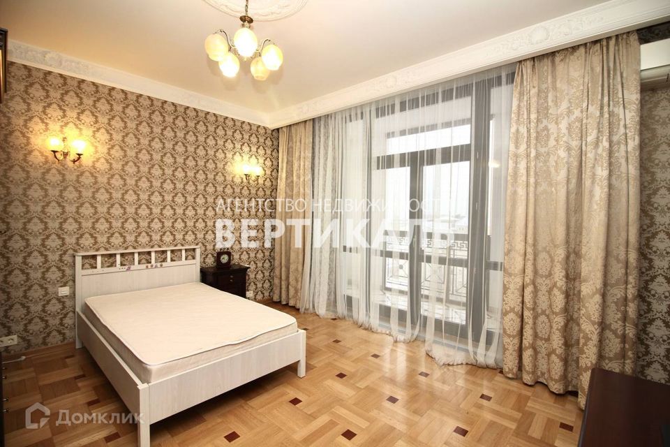 Сдаётся 4-комнатная квартира, 190 м²