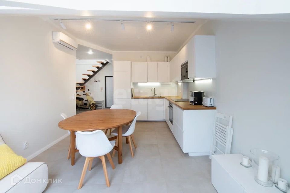 Продаётся 4-комнатная квартира, 135 м²
