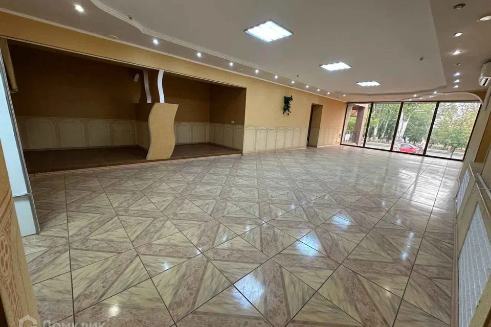 Сдаётся торговое помещение, 87 м²
