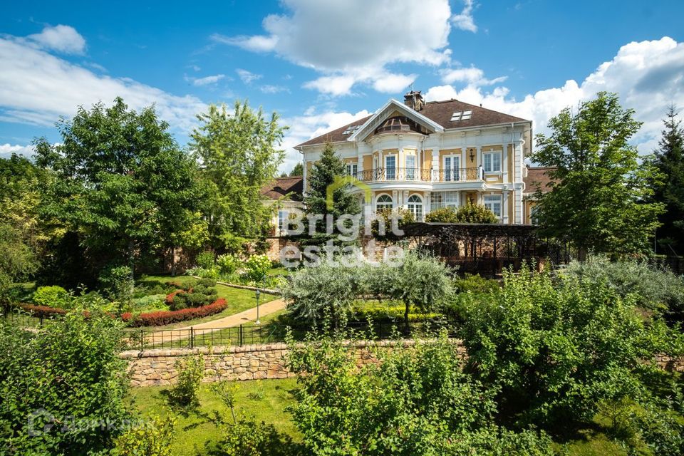 Продаётся 3-этажный дом, 1400 м²