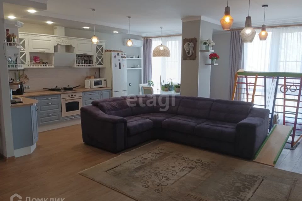 Продаётся 3-комнатная квартира, 135.7 м²