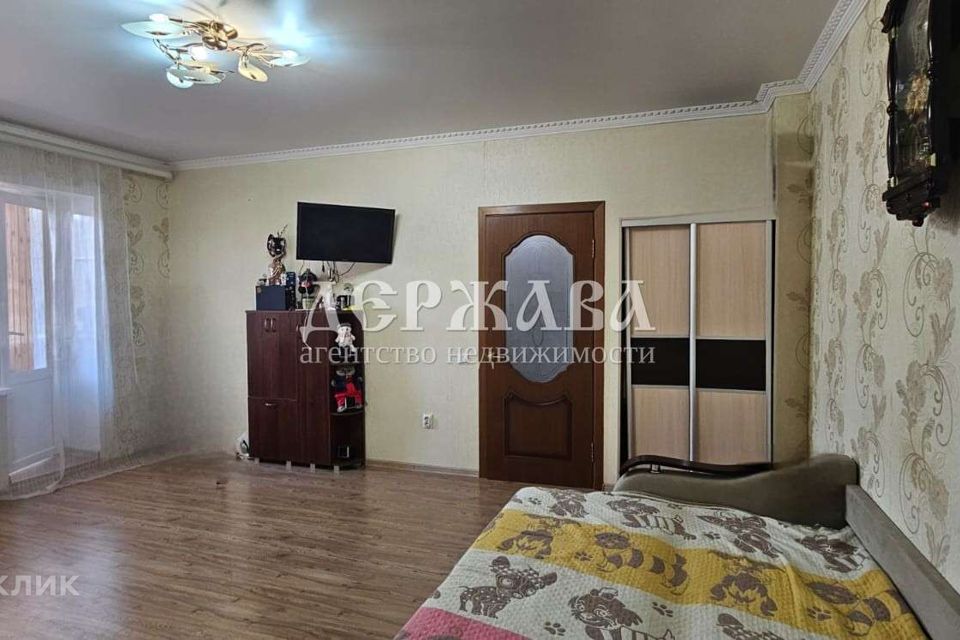 Продаётся 1-комнатная квартира, 42 м²
