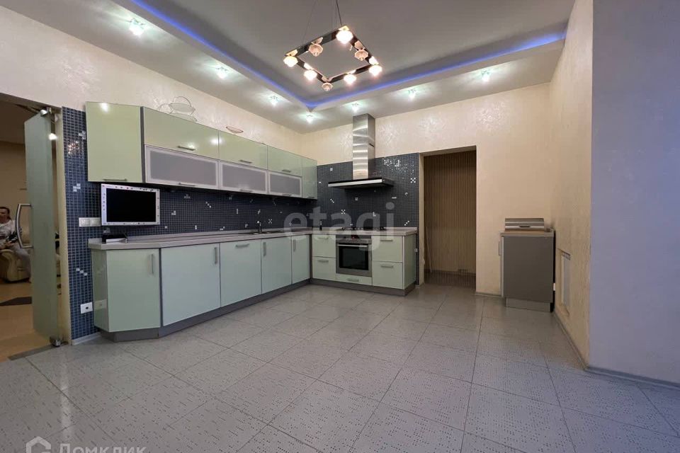 Продаётся 3-комнатная квартира, 183.9 м²