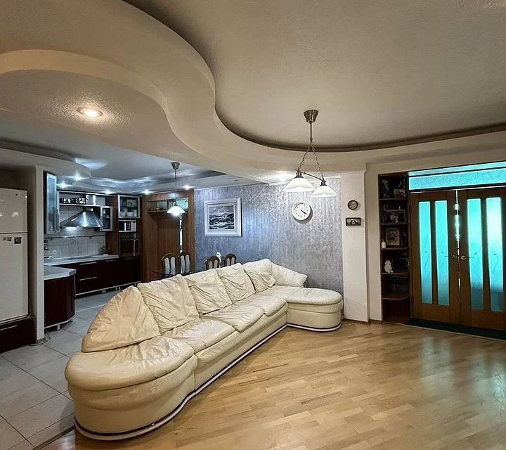 Продаётся 4-комнатная квартира, 164 м²