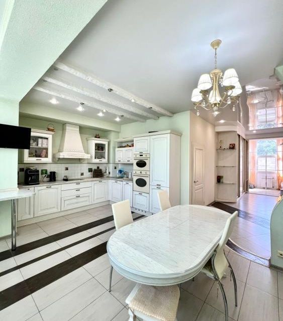 Продаётся 3-комнатная квартира, 112 м²