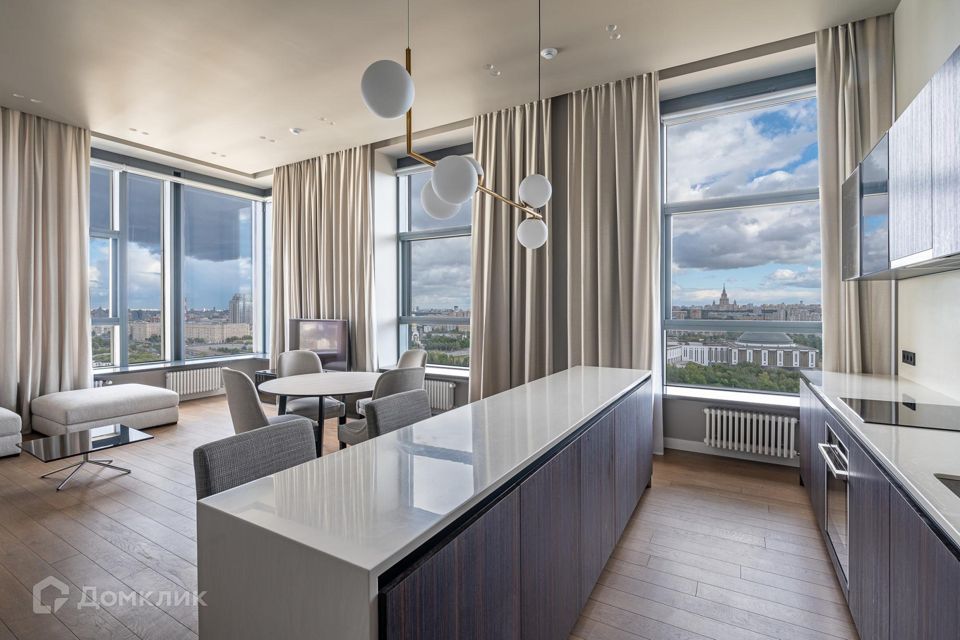 Сдаётся 4-комнатная квартира, 137 м²