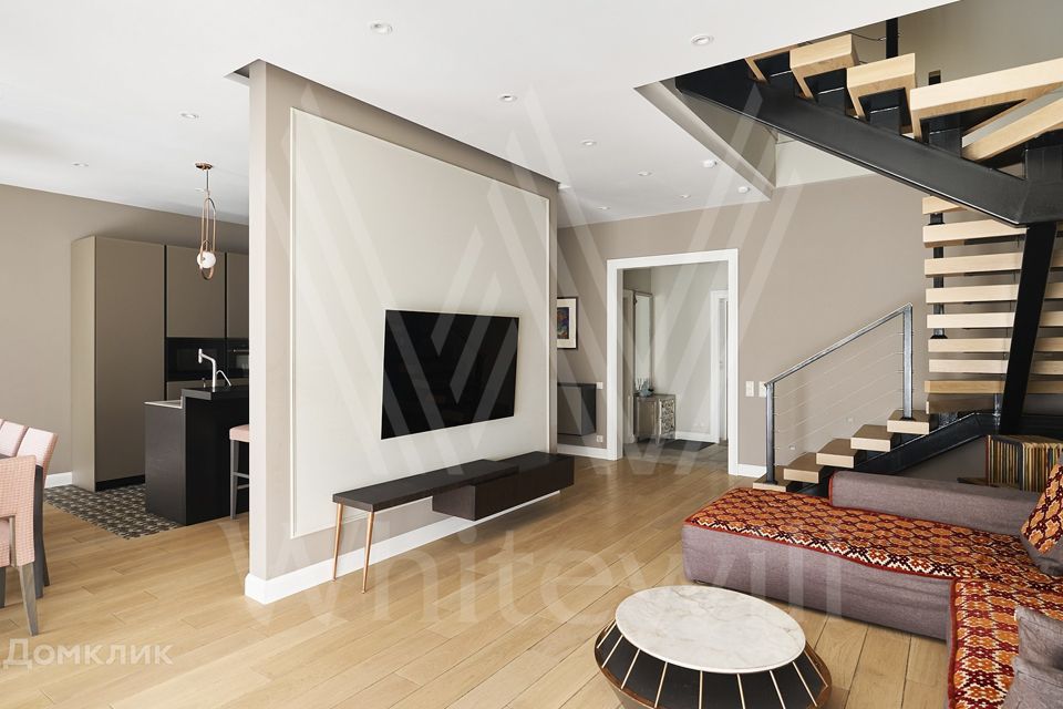 Продаётся 4-комнатная квартира, 211 м²