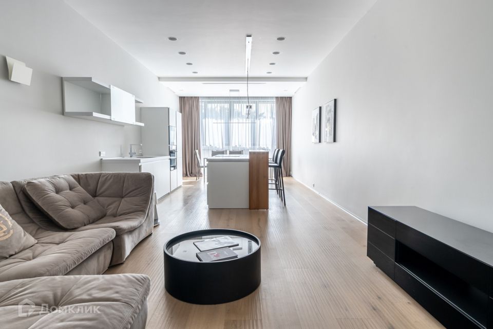 Продаётся 3-комнатная квартира, 142.3 м²