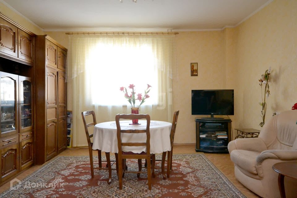 Продаётся 3-комнатная квартира, 139 м²