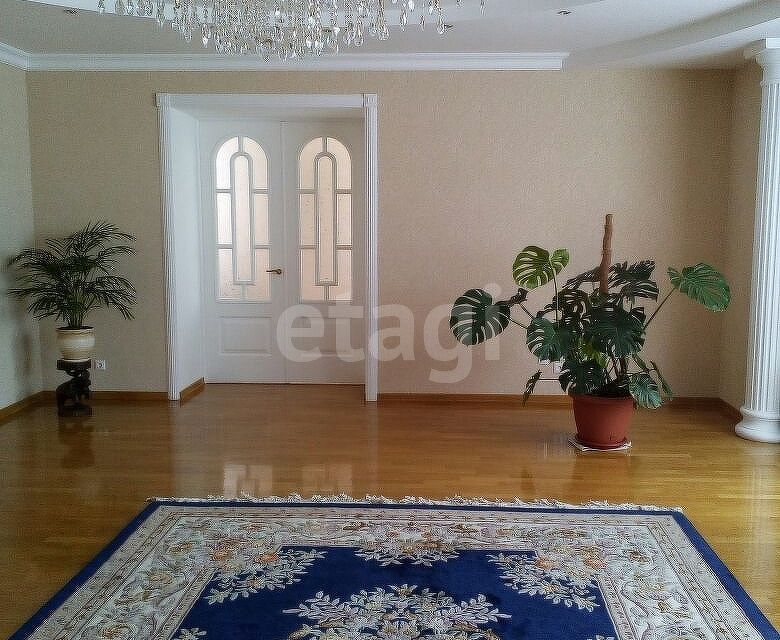 Продаётся 4-комнатная квартира, 186 м²