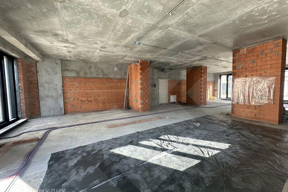 Продаётся 3-комнатная квартира, 142.4 м²