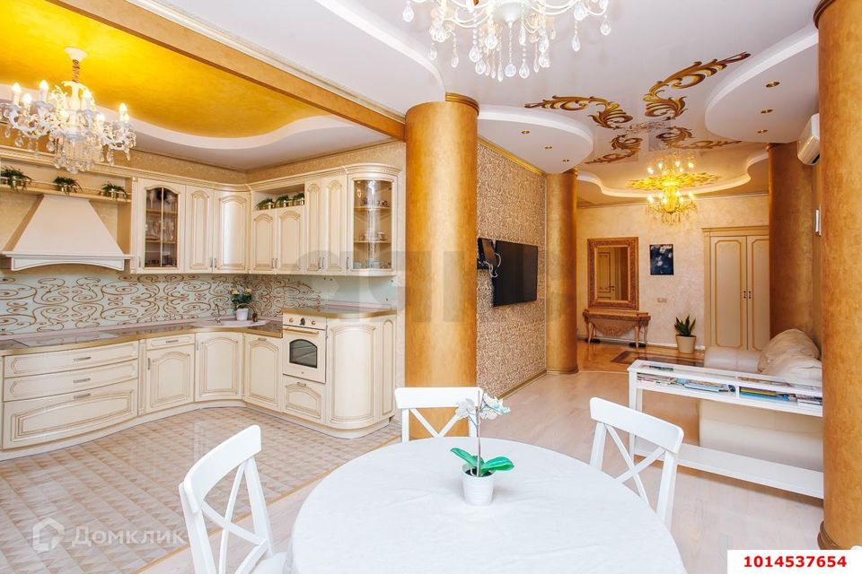 Продаётся 3-комнатная квартира, 130 м²