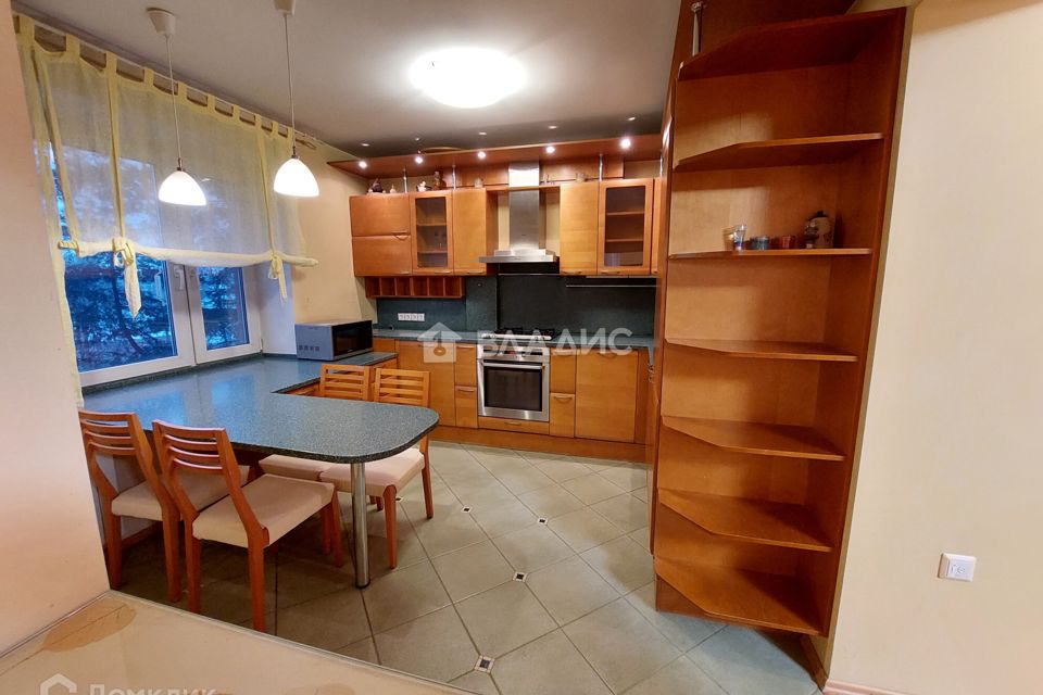 Продаётся 4-комнатная квартира, 140 м²