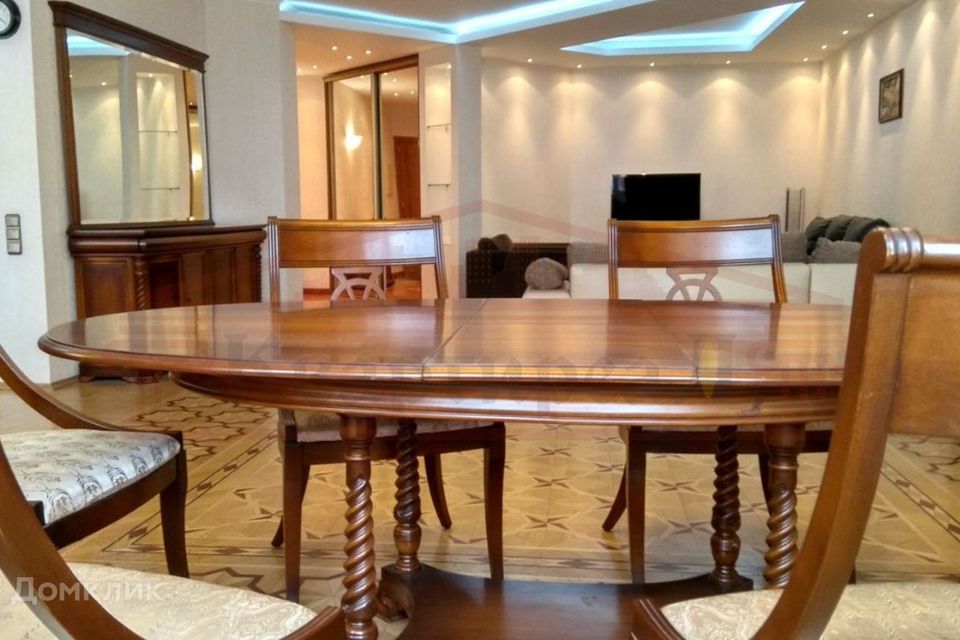 Сдаётся 4-комнатная квартира, 180 м²