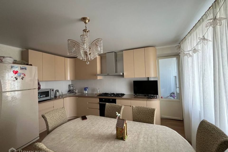 Продаётся 3-комнатная квартира, 150.8 м²