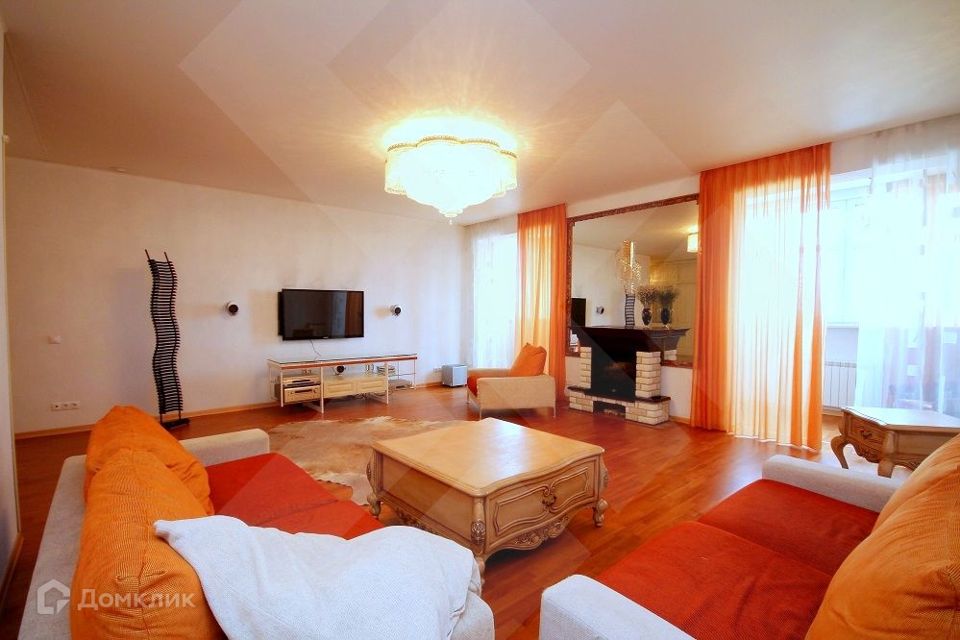 Сдаётся 4-комнатная квартира, 225 м²