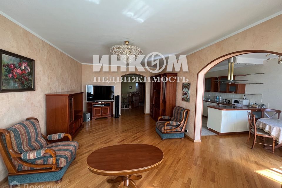 Сдаётся 3-комнатная квартира, 138 м²