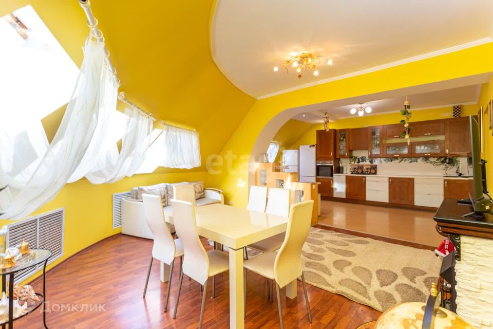 Продаётся 5-комнатная квартира, 219.5 м²