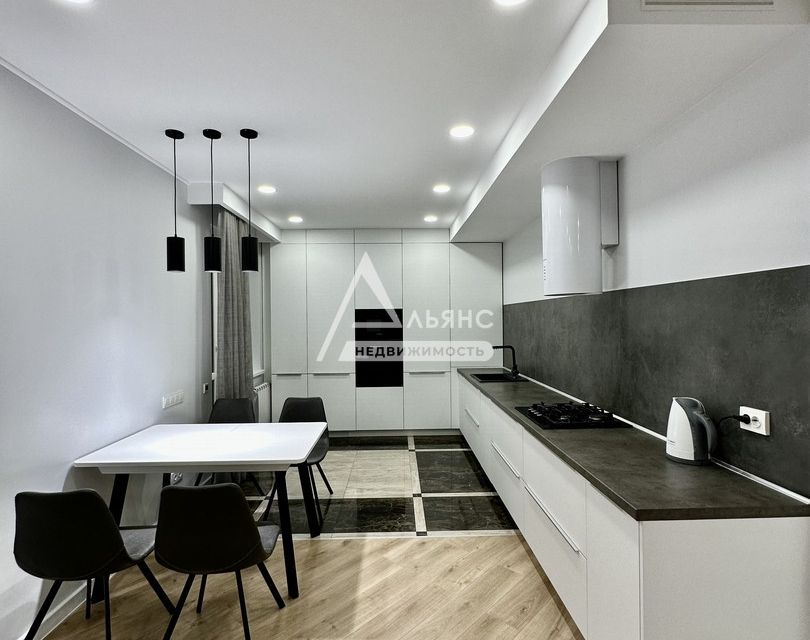 Продаётся 3-комнатная квартира, 118 м²