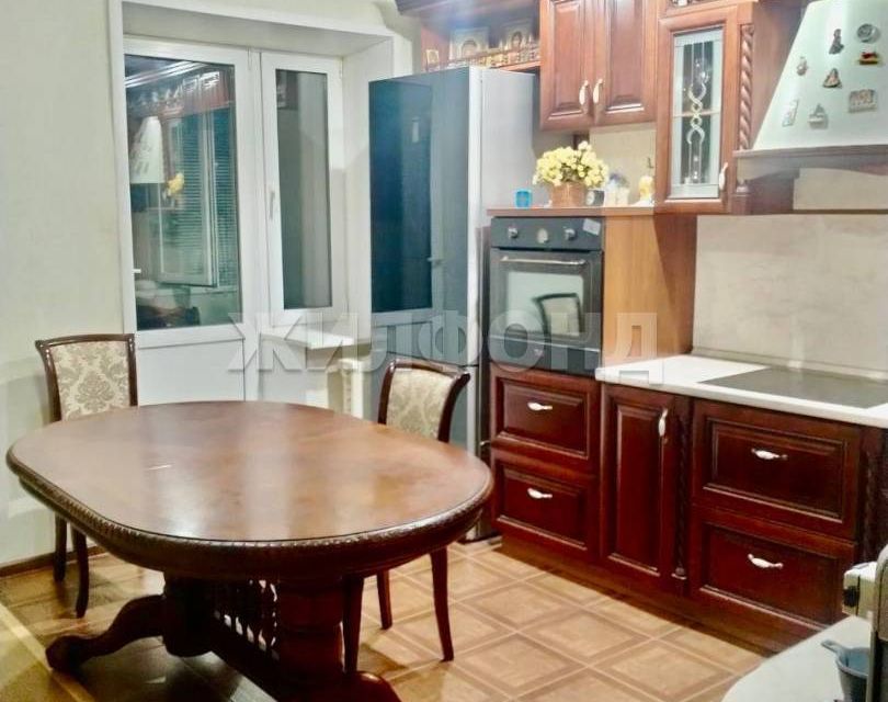 Продаётся 4-комнатная квартира, 71 м²