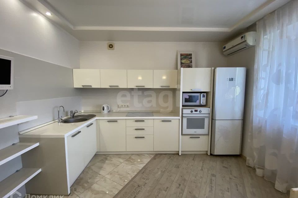 Сдаётся 2-комнатная квартира, 76 м²