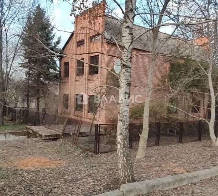 Продаётся 3-этажный дом, 300 м²