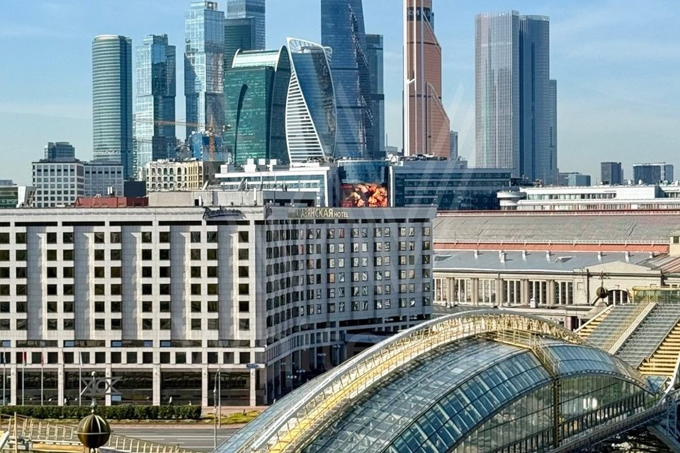 Продаётся 4-комнатная квартира, 260 м²