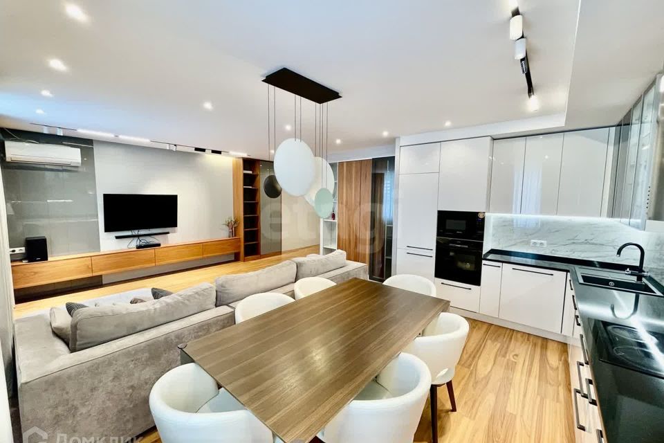 Продаётся 3-комнатная квартира, 109 м²