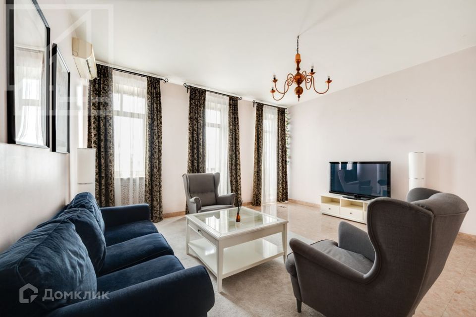 Сдаётся 4-комнатная квартира, 145 м²