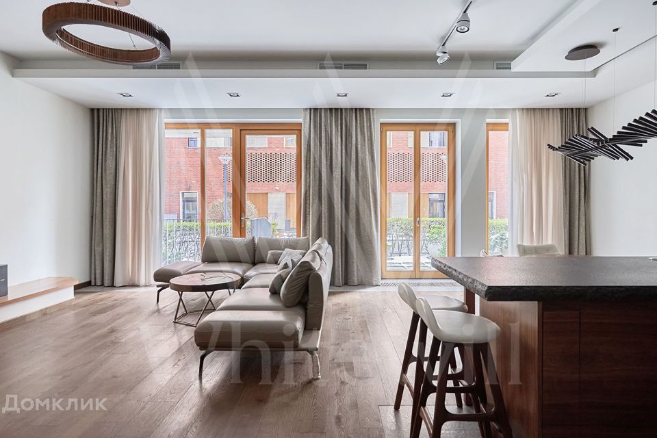 Продаётся 4-комнатная квартира, 236 м²