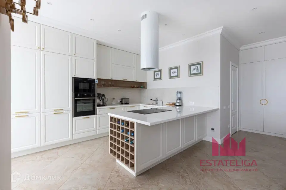 Продаётся 3-комнатная квартира, 140 м²