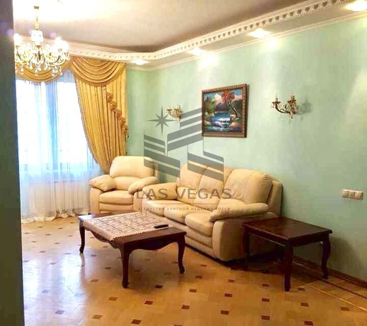 Сдаётся 3-комнатная квартира, 135 м²