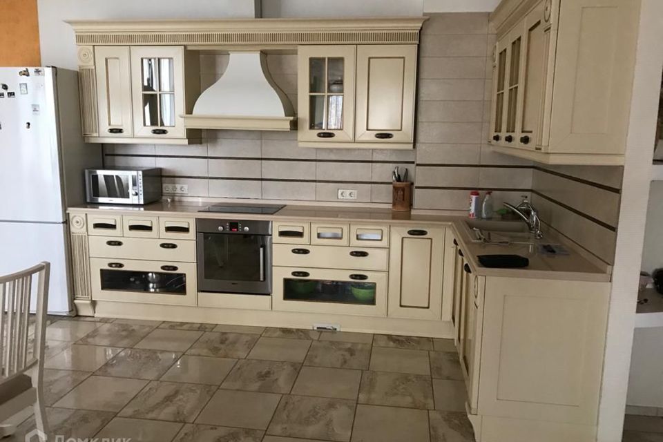 Сдаётся 3-комнатная квартира, 145 м²