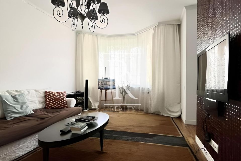 Продаётся 5-комнатная квартира, 180 м²