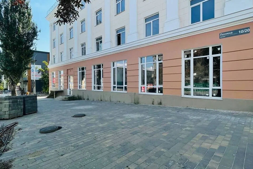 Сдаётся торговое помещение, 307.9 м²