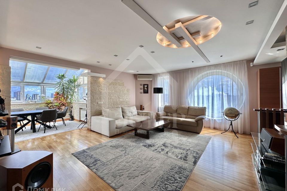 Продаётся 4-комнатная квартира, 156 м²
