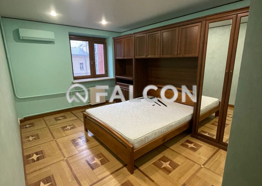 Сдаётся 6-комнатная квартира, 220 м²