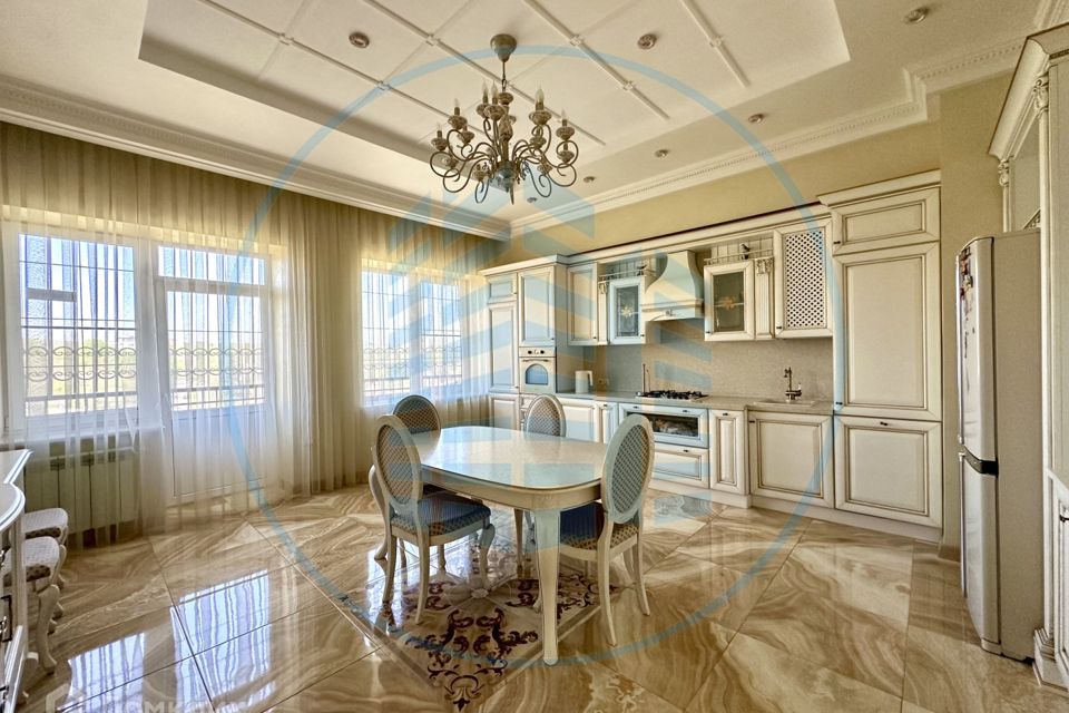 Продаётся 3-комнатная квартира, 130 м²