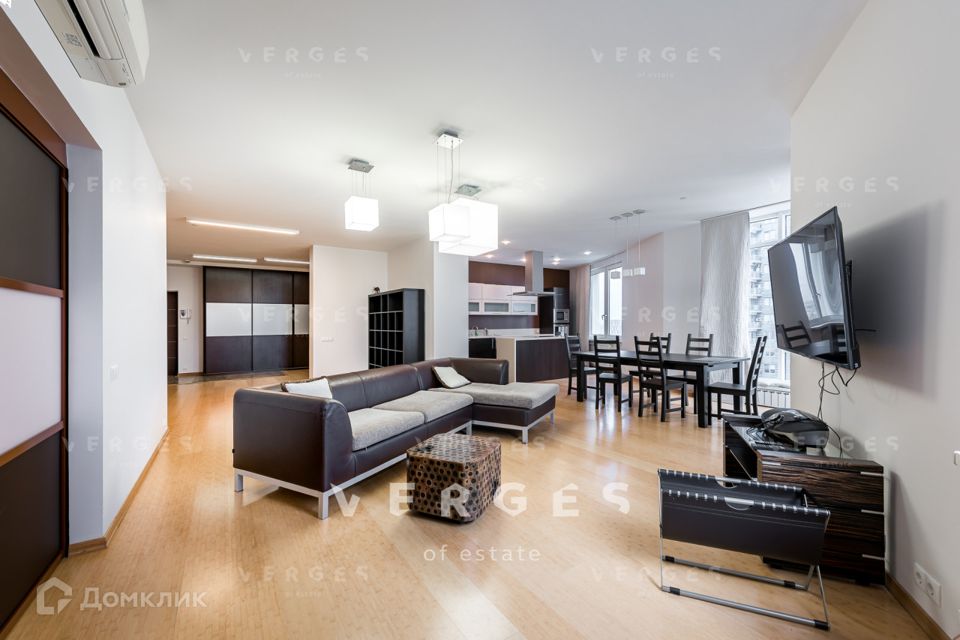 Продаётся 3-комнатная квартира, 145 м²