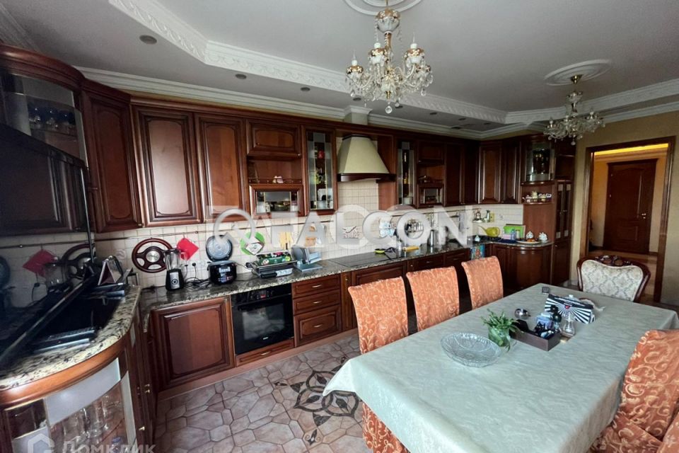 Продаётся 6-комнатная квартира, 215 м²