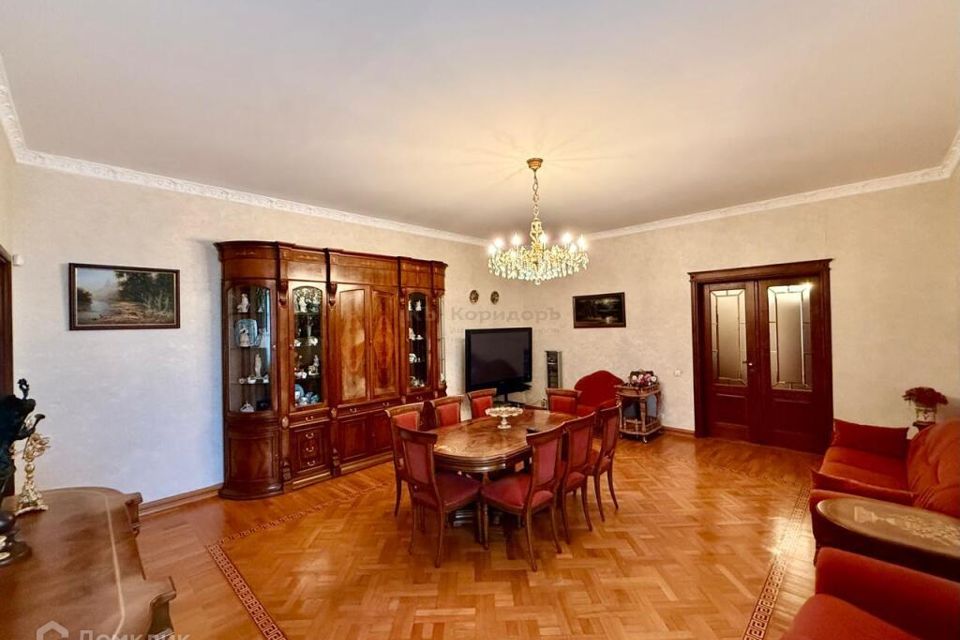 Продаётся 3-комнатная квартира, 148 м²