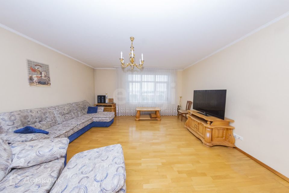 Продаётся 4-комнатная квартира, 210.5 м²